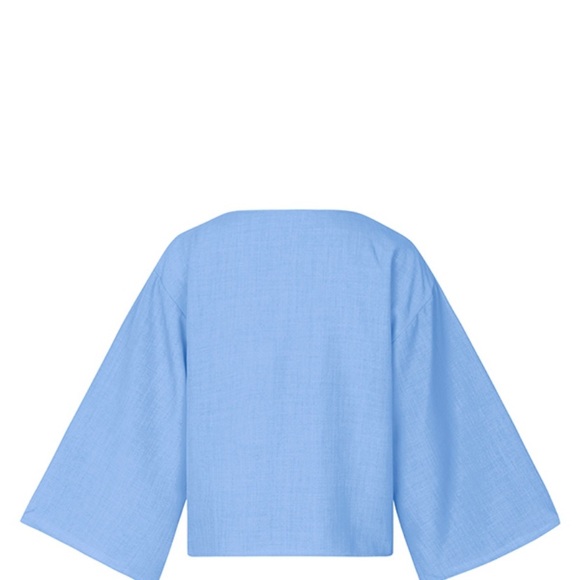 Beautiful V-Neck Button Up Blouse! - Picture 2 of 4